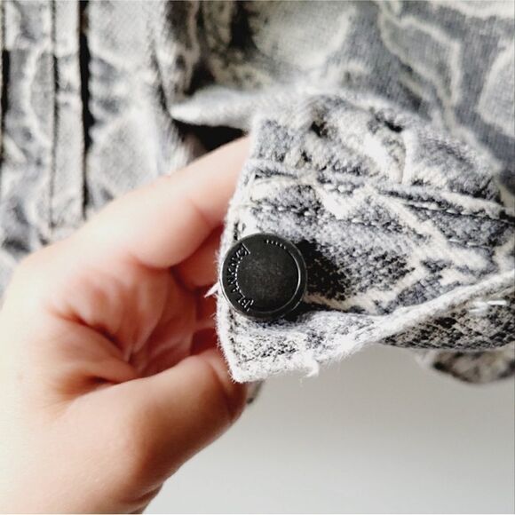 Blank NYC || Snake Along Denim Trucker Jacket Python Print C25 - Picture 7 of 13